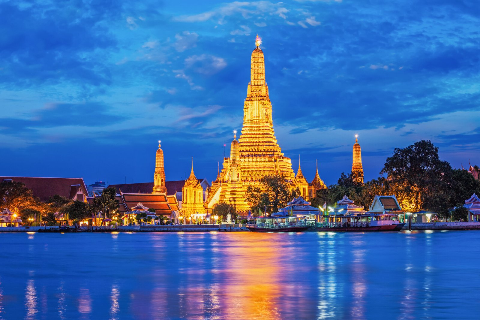 wat arun temple in bangkok, thailand in the night